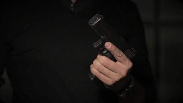 Aanklacht cartridge in zijn pistool — Stockvideo