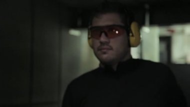 Çekici bir adam ateş