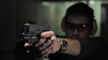 genç adam bir silah 