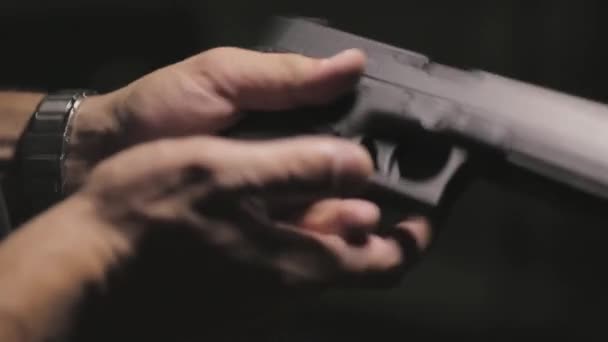 Погрузка патрона в пистолет — стоковое видео