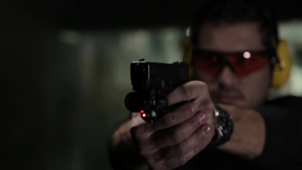 Mann schießt mit Waffe — Stockvideo