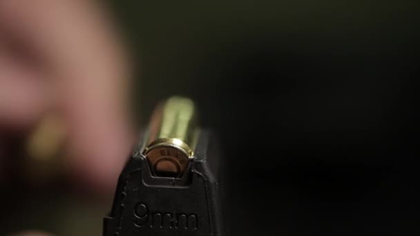 Laden cartridges met 9mm kogels — Stockvideo