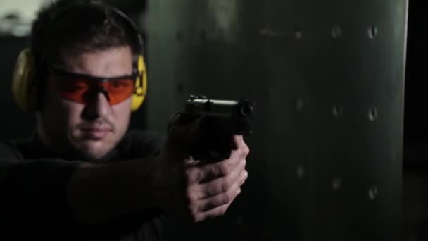 Bir tabanca hedefleyen silahlı adam — Stok video