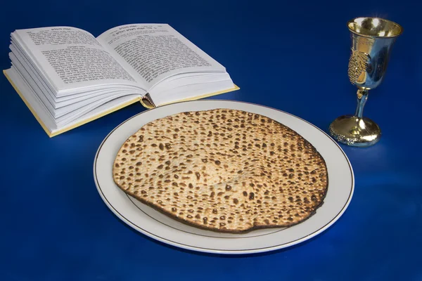 Fısıh Matzo masada — Stok fotoğraf