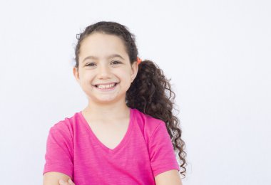 Fuşya pembe gömlek gülümseyen kız