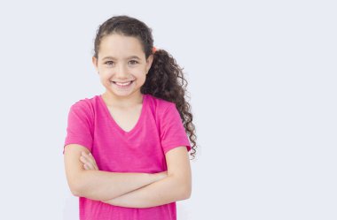 Fuşya pembe gömlek gülümseyen kız