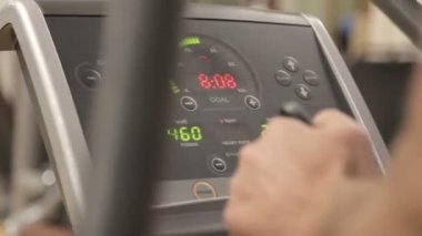 Spor salonunda antrenör Pano