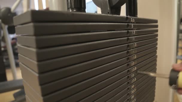 Αλλάζοντας τα βάρη του ένα γυμναστήριο bodybuilding εξοπλισμό — Αρχείο Βίντεο