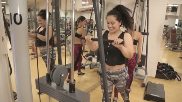 Dos chicas en el gimnasio — Vídeos de Stock