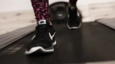 kadın koşu bandında yürüyüş