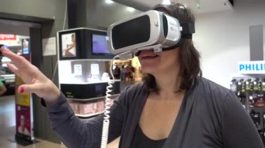 Vr kulaklık gülüyor ile kadın