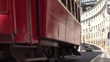 Lizbon tramvay pass sokak