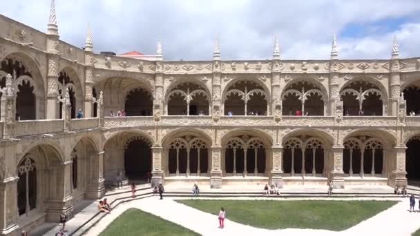 Panoramisch uitzicht op de werf Jeronimos klooster — Stockvideo