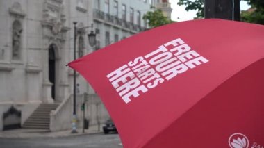 Turistler ile tur şemsiye yeniden ücretsiz