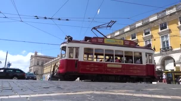 Typický Lisabonské tramvaj pass v ulici — Stock video