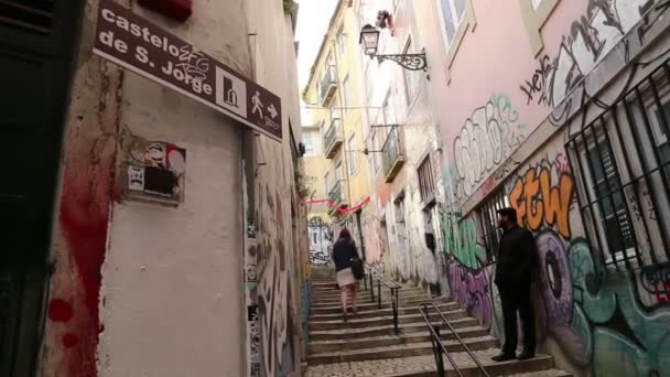 Callejón con escaleras en Lisboa — Vídeo de stock