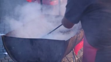 Adam akıllı bıdık ızgara kömür karıştırma