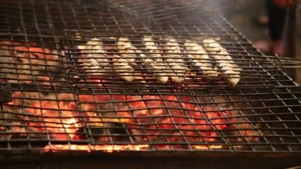 Grilled fish at Saint Antonio festival in Alfama — Stock Video