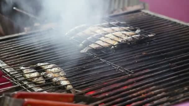 Pescado a la parrilla comida callejera en Portugal — Vídeos de Stock