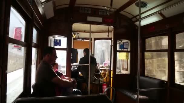 Innenansicht der Straßenbahn 28 in Lissabon — Stockvideo