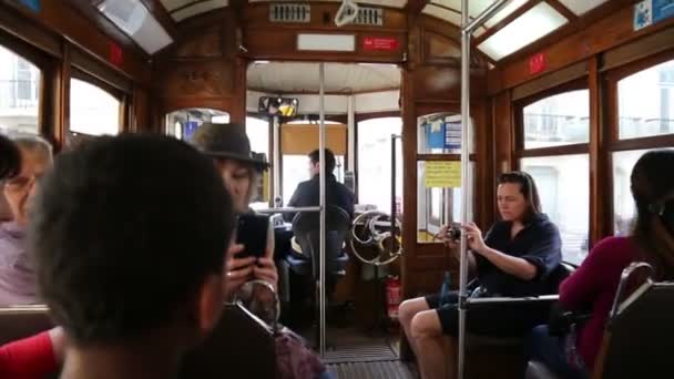 In der strassenbahn 28 in Lissabon — Stockvideo