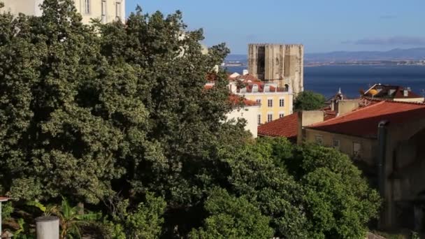 Blick auf Lissabon vom balkon in alfama — Stockvideo