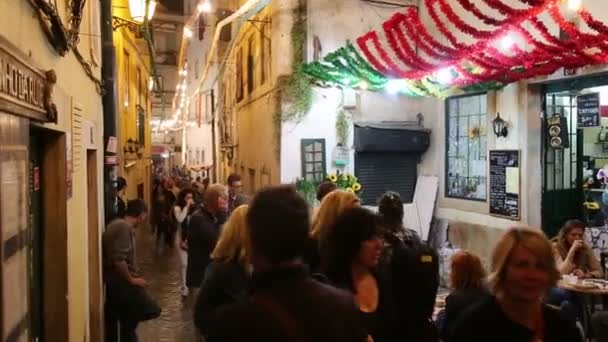 Szűk utcában a Szent Antonio fesztivál-Alfama — Stock videók