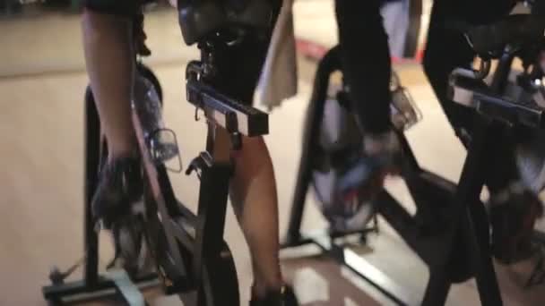 Ciclismo durante el entrenamiento de spinning — Vídeo de stock