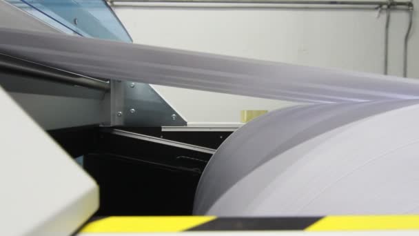 Rouleau de papier imprimé industriel — Video