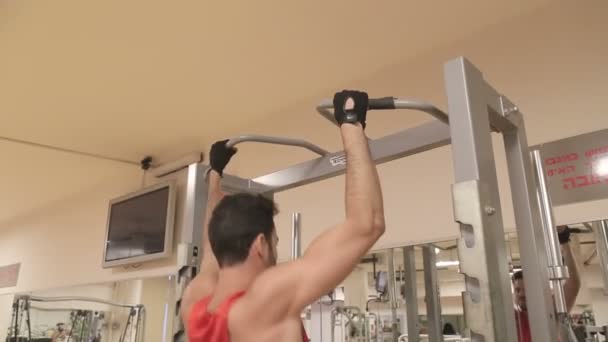 Muž pull ups v tělocvičně — Stock video