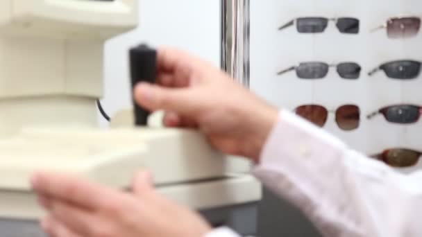 Optometrista utilizza il test del soffio d'aria — Video Stock