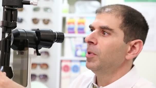 Augenoptiker mit Spaltlampenmaschine — Stockvideo