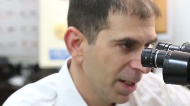 Профессионал во время осмотра глаз — стоковое видео