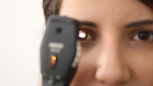 Pupilla reakció a vizsgálatot fény — Stock videók