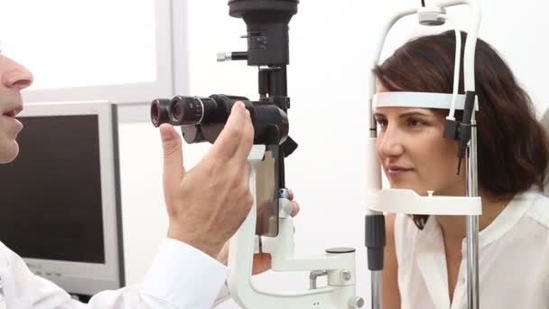 Máquina de lâmpada de fenda optometrista check-up — Vídeo de Stock