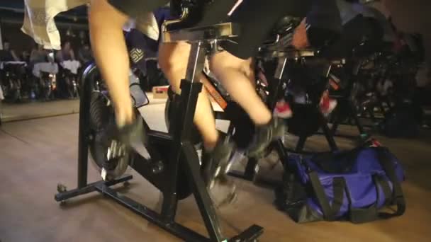 Spinning klass utbildare i mörkret — Stockvideo