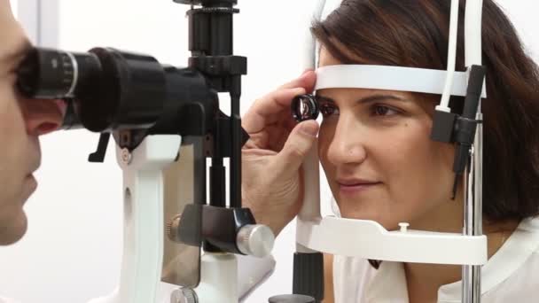 Máquina de lámpara de hendidura y prueba de lentes — Vídeos de Stock