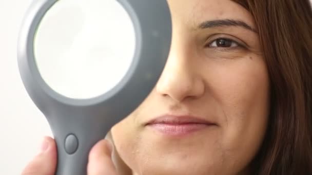 Woman smiles during eyes test — Stock Video