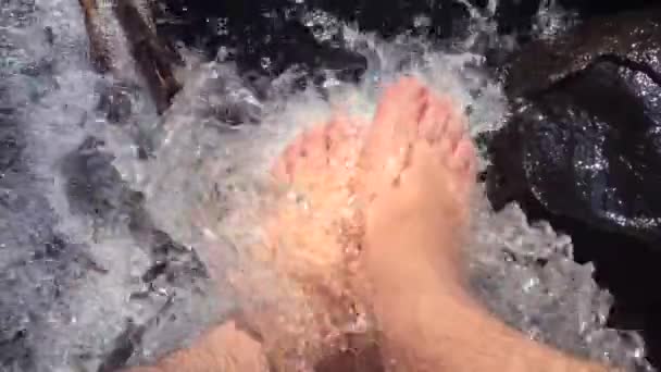 Feet in a natural stream during hiking trip — Stock Video