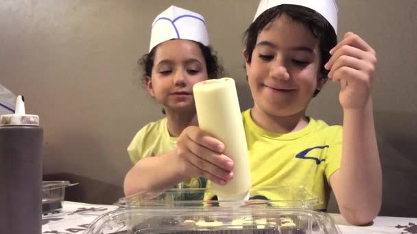 Barn lär sig att vara kockar — Stockvideo