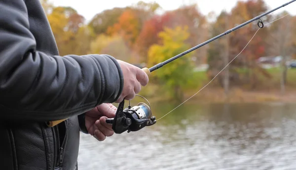 Homme Tenant Poisson Une Canne Bord Lac — Photo