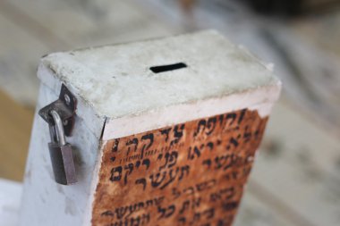 Bir Yahudi sinagog bağışlar için eski metal kutu