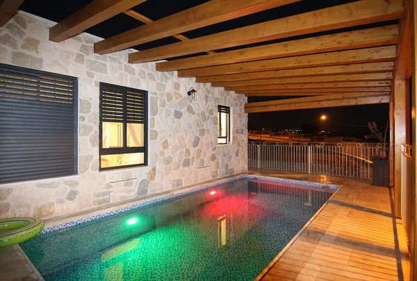 Villa with an illuminated pool at night — Stock Photo, Image