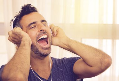coşkulu adam onun müzik