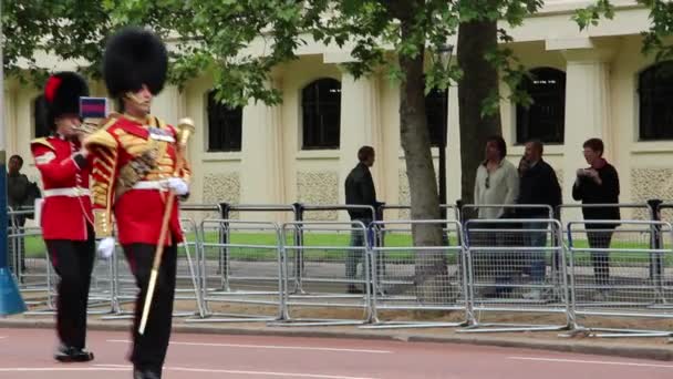 Soldado de la Reina en el desfile de ensayo del cumpleaños de la Reina — Vídeos de Stock