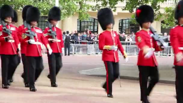 Soldado de la Reina en el desfile de ensayo del cumpleaños de la Reina — Vídeos de Stock