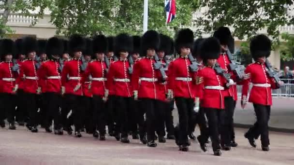 Queen's soldaat op queen's verjaardag repetitie parade — Stockvideo