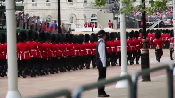 Drottningens soldat på drottningens födelsedag repetition parad — Stockvideo