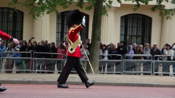Soldado de la Reina en el desfile de ensayo del cumpleaños de la Reina — Vídeos de Stock