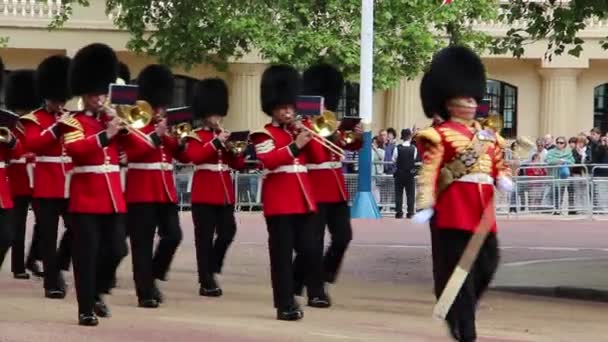 Drottningens soldat på drottningens födelsedag repetition parad — Stockvideo